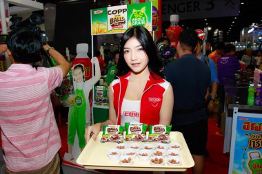 Bangkok, Tayland - 02 Haziran 2018: Kimliği belirsiz kadın sunucu poz Thaifex - Bangkok, Tayland Gıda Asya 2018 02 Haziran 2018 Dünya.