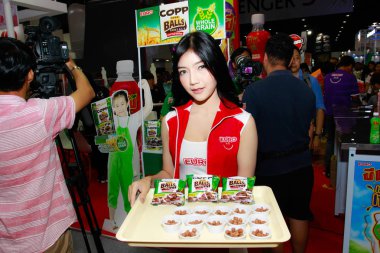 Bangkok, Tayland - 02 Haziran 2018: Kimliği belirsiz kadın sunucu poz Thaifex - Bangkok, Tayland Gıda Asya 2018 02 Haziran 2018 Dünya.