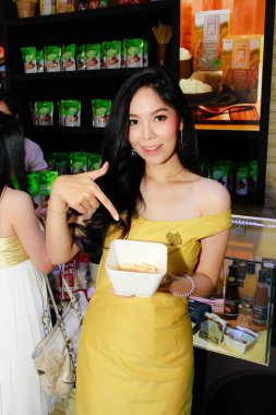 Bangkok, Tayland - 02 Haziran 2018: Kimliği belirsiz kadın sunucu poz Thaifex - Bangkok, Tayland Gıda Asya 2018 02 Haziran 2018 Dünya.