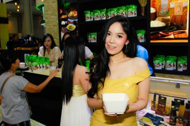 Bangkok, Tayland - 02 Haziran 2018: Kimliği belirsiz kadın sunucu poz Thaifex - Bangkok, Tayland Gıda Asya 2018 02 Haziran 2018 Dünya.