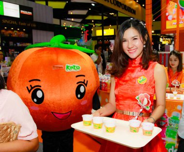 Bangkok, Tayland - 02 Haziran 2018: Kimliği belirsiz kadın sunucu poz Thaifex - Bangkok, Tayland Gıda Asya 2018 02 Haziran 2018 Dünya.