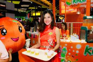 Bangkok, Tayland - 02 Haziran 2018: Kimliği belirsiz kadın sunucu poz Thaifex - Bangkok, Tayland Gıda Asya 2018 02 Haziran 2018 Dünya.
