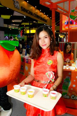 Bangkok, Tayland - 02 Haziran 2018: Kimliği belirsiz kadın sunucu poz Thaifex - Bangkok, Tayland Gıda Asya 2018 02 Haziran 2018 Dünya.
