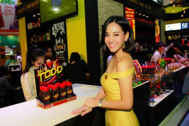 Bangkok, Tayland - 02 Haziran 2018: Kimliği belirsiz kadın sunucu poz Thaifex - Bangkok, Tayland Gıda Asya 2018 02 Haziran 2018 Dünya.