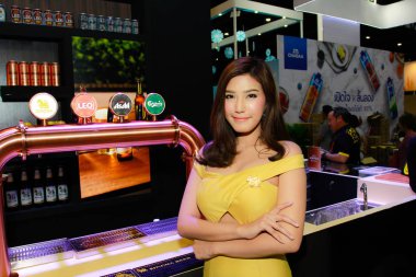 Bangkok, Tayland - 02 Haziran 2018: Kimliği belirsiz kadın sunucu poz Thaifex - Bangkok, Tayland Gıda Asya 2018 02 Haziran 2018 Dünya.