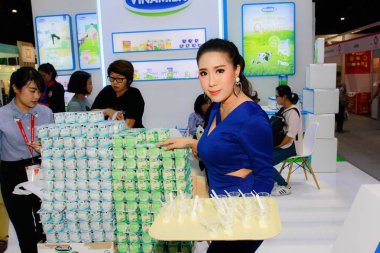 Bangkok, Tayland - 02 Haziran 2018: Kimliği belirsiz kadın sunucu poz Thaifex - Bangkok, Tayland Gıda Asya 2018 02 Haziran 2018 Dünya.