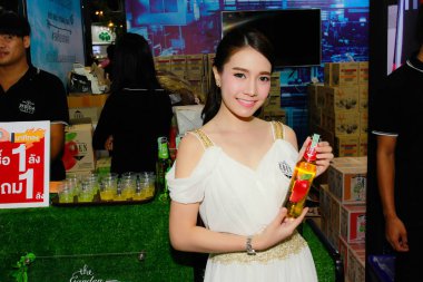 Bangkok, Tayland - 02 Haziran 2018: Kimliği belirsiz kadın sunucu poz Thaifex - Bangkok, Tayland Gıda Asya 2018 02 Haziran 2018 Dünya.