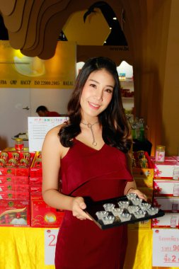 Bangkok, Tayland - 02 Haziran 2018: Kimliği belirsiz kadın sunucu poz Thaifex - Bangkok, Tayland Gıda Asya 2018 02 Haziran 2018 Dünya.