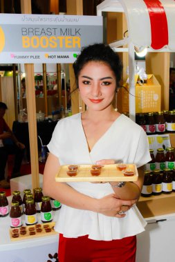 Bangkok, Tayland - 02 Haziran 2018: Kimliği belirsiz kadın sunucu poz Thaifex - Bangkok, Tayland Gıda Asya 2018 02 Haziran 2018 Dünya.