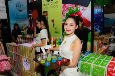 Bangkok, Tayland - 02 Haziran 2018: Kimliği belirsiz kadın sunucu poz Thaifex - Bangkok, Tayland Gıda Asya 2018 02 Haziran 2018 Dünya.