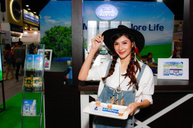 Bangkok, Tayland - 02 Haziran 2018: Kimliği belirsiz kadın sunucu poz Thaifex - Bangkok, Tayland Gıda Asya 2018 02 Haziran 2018 Dünya.