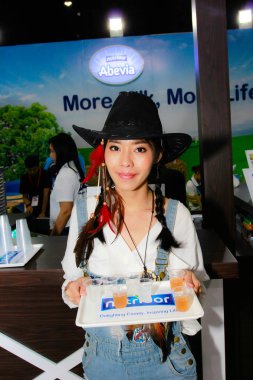 Bangkok, Tayland - 02 Haziran 2018: Kimliği belirsiz kadın sunucu poz Thaifex - Bangkok, Tayland Gıda Asya 2018 02 Haziran 2018 Dünya.