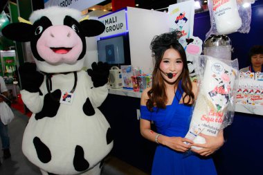 Bangkok, Tayland - 02 Haziran 2018: Kimliği belirsiz kadın sunucu poz Thaifex - Bangkok, Tayland Gıda Asya 2018 02 Haziran 2018 Dünya.