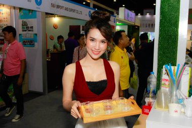 Bangkok, Tayland - 02 Haziran 2018: Kimliği belirsiz kadın sunucu poz Thaifex - Bangkok, Tayland Gıda Asya 2018 02 Haziran 2018 Dünya.