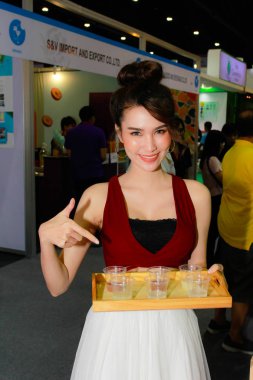 Bangkok, Tayland - 02 Haziran 2018: Kimliği belirsiz kadın sunucu poz Thaifex - Bangkok, Tayland Gıda Asya 2018 02 Haziran 2018 Dünya.