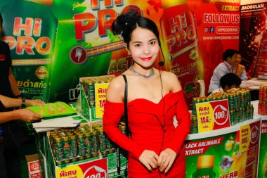 Bangkok, Tayland - 02 Haziran 2018: Kimliği belirsiz kadın sunucu poz Thaifex - Bangkok, Tayland Gıda Asya 2018 02 Haziran 2018 Dünya.