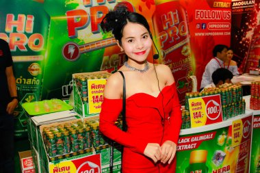 Bangkok, Tayland - 02 Haziran 2018: Kimliği belirsiz kadın sunucu poz Thaifex - Bangkok, Tayland Gıda Asya 2018 02 Haziran 2018 Dünya.