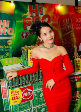 Bangkok, Tayland - 02 Haziran 2018: Kimliği belirsiz kadın sunucu poz Thaifex - Bangkok, Tayland Gıda Asya 2018 02 Haziran 2018 Dünya.