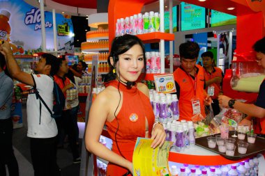 Bangkok, Tayland - 02 Haziran 2018: Kimliği belirsiz kadın sunucu poz Thaifex - Bangkok, Tayland Gıda Asya 2018 02 Haziran 2018 Dünya.