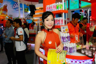 Bangkok, Tayland - 02 Haziran 2018: Kimliği belirsiz kadın sunucu poz Thaifex - Bangkok, Tayland Gıda Asya 2018 02 Haziran 2018 Dünya.