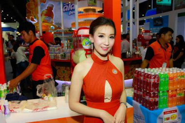 Bangkok, Tayland - 02 Haziran 2018: Kimliği belirsiz kadın sunucu poz Thaifex - Bangkok, Tayland Gıda Asya 2018 02 Haziran 2018 Dünya.