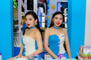 Bangkok, Tayland - 02 Haziran 2018: Kimliği belirsiz kadın sunucu poz Thaifex - Bangkok, Tayland Gıda Asya 2018 02 Haziran 2018 Dünya.