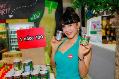 Bangkok, Tayland - 02 Haziran 2018: Kimliği belirsiz kadın sunucu poz Thaifex - Bangkok, Tayland Gıda Asya 2018 02 Haziran 2018 Dünya.