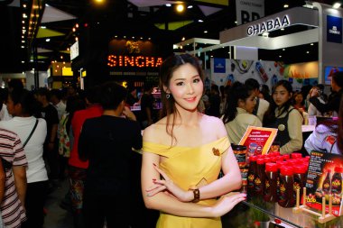 Bangkok, Tayland - 02 Haziran 2018: Kimliği belirsiz kadın sunucu poz Thaifex - Bangkok, Tayland Gıda Asya 2018 02 Haziran 2018 Dünya.