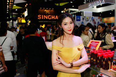 Bangkok, Tayland - 02 Haziran 2018: Kimliği belirsiz kadın sunucu poz Thaifex - Bangkok, Tayland Gıda Asya 2018 02 Haziran 2018 Dünya.