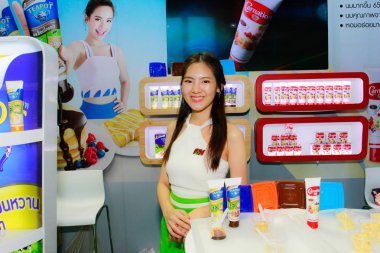 Bangkok, Tayland - 02 Haziran 2018: Kimliği belirsiz kadın sunucu poz Thaifex - Bangkok, Tayland Gıda Asya 2018 02 Haziran 2018 Dünya.