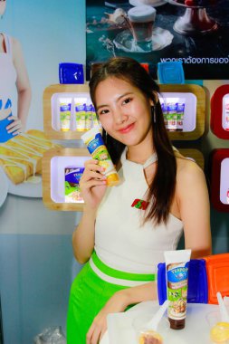 Bangkok, Tayland - 02 Haziran 2018: Kimliği belirsiz kadın sunucu poz Thaifex - Bangkok, Tayland Gıda Asya 2018 02 Haziran 2018 Dünya.