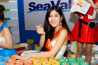 Bangkok, Tayland - 02 Haziran 2018: Kimliği belirsiz kadın sunucu poz Thaifex - Bangkok, Tayland Gıda Asya 2018 02 Haziran 2018 Dünya.