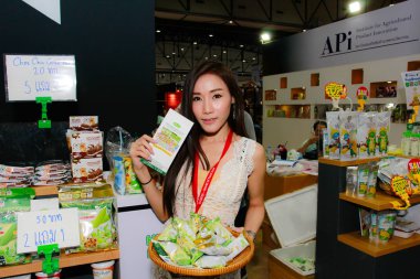 Bangkok, Tayland - 02 Haziran 2018: Kimliği belirsiz kadın sunucu poz Thaifex - Bangkok, Tayland Gıda Asya 2018 02 Haziran 2018 Dünya.