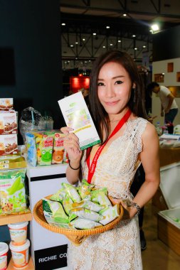 Bangkok, Tayland - 02 Haziran 2018: Kimliği belirsiz kadın sunucu poz Thaifex - Bangkok, Tayland Gıda Asya 2018 02 Haziran 2018 Dünya.