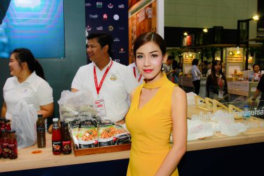 Bangkok, Tayland - 02 Haziran 2018: Kimliği belirsiz kadın sunucu poz Thaifex - Bangkok, Tayland Gıda Asya 2018 02 Haziran 2018 Dünya.