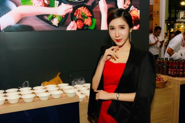 Bangkok, Tayland - 02 Haziran 2018: Kimliği belirsiz kadın sunucu poz Thaifex - Bangkok, Tayland Gıda Asya 2018 02 Haziran 2018 Dünya.