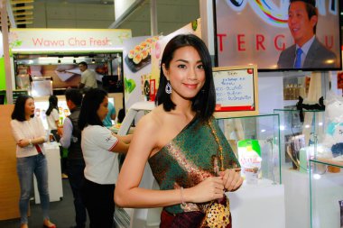 Bangkok, Tayland - 02 Haziran 2018: Kimliği belirsiz kadın sunucu poz Thaifex - Bangkok, Tayland Gıda Asya 2018 02 Haziran 2018 Dünya.