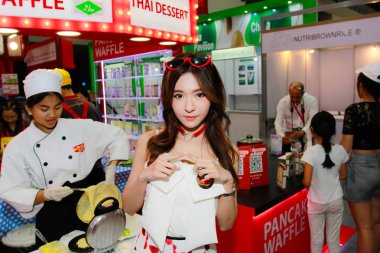 Bangkok, Tayland - 02 Haziran 2018: Kimliği belirsiz kadın sunucu poz Thaifex - Bangkok, Tayland Gıda Asya 2018 02 Haziran 2018 Dünya.