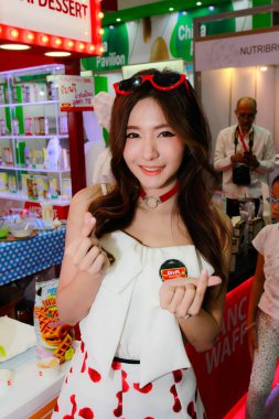 Bangkok, Tayland - 02 Haziran 2018: Kimliği belirsiz kadın sunucu poz Thaifex - Bangkok, Tayland Gıda Asya 2018 02 Haziran 2018 Dünya.