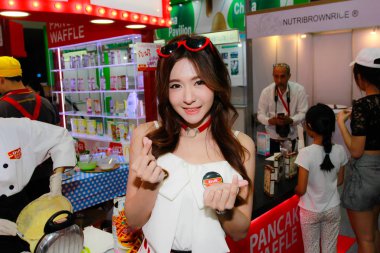 Bangkok, Tayland - 02 Haziran 2018: Kimliği belirsiz kadın sunucu poz Thaifex - Bangkok, Tayland Gıda Asya 2018 02 Haziran 2018 Dünya.