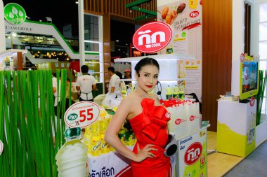 Bangkok, Tayland - 02 Haziran 2018: Kimliği belirsiz kadın sunucu poz Thaifex - Bangkok, Tayland Gıda Asya 2018 02 Haziran 2018 Dünya.