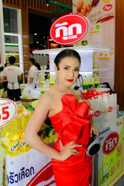 Bangkok, Tayland - 02 Haziran 2018: Kimliği belirsiz kadın sunucu poz Thaifex - Bangkok, Tayland Gıda Asya 2018 02 Haziran 2018 Dünya.