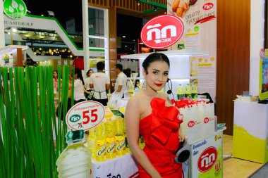 Bangkok, Tayland - 02 Haziran 2018: Kimliği belirsiz kadın sunucu poz Thaifex - Bangkok, Tayland Gıda Asya 2018 02 Haziran 2018 Dünya.