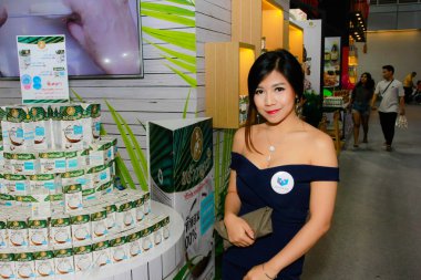 Bangkok, Tayland - 02 Haziran 2018: Kimliği belirsiz kadın sunucu poz Thaifex - Bangkok, Tayland Gıda Asya 2018 02 Haziran 2018 Dünya.