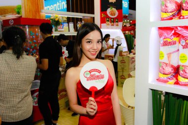 Bangkok, Tayland - 02 Haziran 2018: Kimliği belirsiz kadın sunucu poz Thaifex - Bangkok, Tayland Gıda Asya 2018 02 Haziran 2018 Dünya.