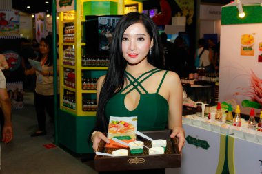 Bangkok, Tayland - 02 Haziran 2018: Kimliği belirsiz kadın sunucu poz Thaifex - Bangkok, Tayland Gıda Asya 2018 02 Haziran 2018 Dünya.