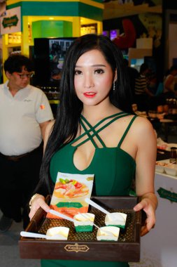 Bangkok, Tayland - 02 Haziran 2018: Kimliği belirsiz kadın sunucu poz Thaifex - Bangkok, Tayland Gıda Asya 2018 02 Haziran 2018 Dünya.
