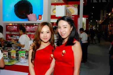 Bangkok, Tayland - 02 Haziran 2018: Kimliği belirsiz kadın sunucu poz Thaifex - Bangkok, Tayland Gıda Asya 2018 02 Haziran 2018 Dünya.