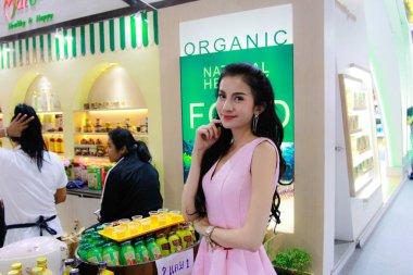 Bangkok, Tayland - 02 Haziran 2018: Kimliği belirsiz kadın sunucu poz Thaifex - Bangkok, Tayland Gıda Asya 2018 02 Haziran 2018 Dünya.