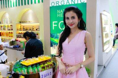 Bangkok, Tayland - 02 Haziran 2018: Kimliği belirsiz kadın sunucu poz Thaifex - Bangkok, Tayland Gıda Asya 2018 02 Haziran 2018 Dünya.
